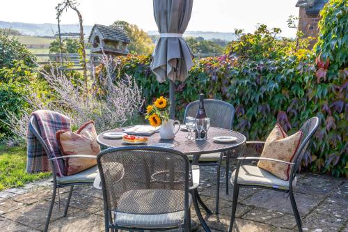 Elm End Cottage - Single-Storey Farm Retreat in Dumbleton