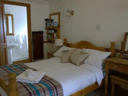 1 double bed, 1 twin bed
