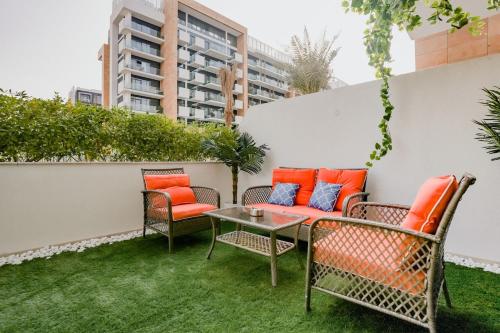 Bright Studio in Azizi Riviera with Patio & Pool, Dubaj