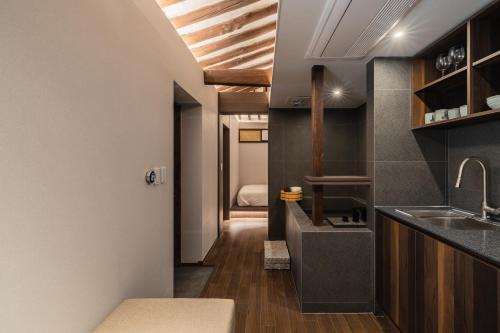 Luxury Hanok Stay Warm Hearth - East, Seoul (photo 4)