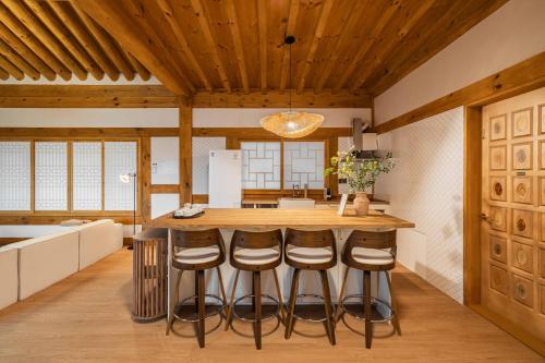 Luxury Hanok Blue Serenity in Tongjin-eup