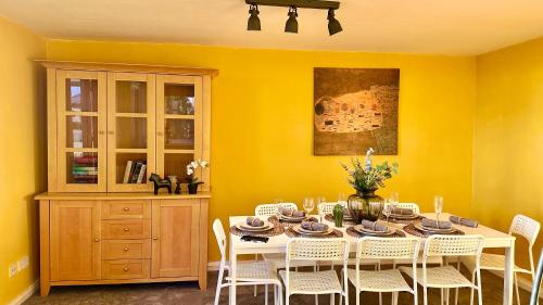 Sunny day new flat with 5 beds – khách sạn tại Sân Bay Quốc Tế Glasgow