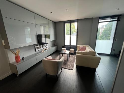 House sleeps 5 Orly Airport Paris in Arcueil