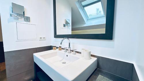 One Room - Last Floor - Vendôme / Madeleine - image 14