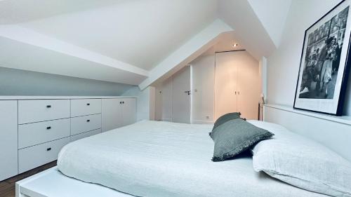 One Room - Last Floor - Vendôme / Madeleine - image 10