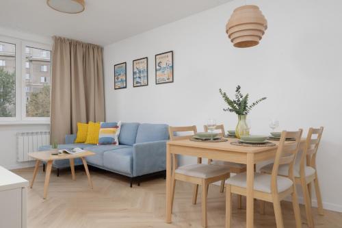 Beautiful & Bright Walowa Apartments with Balcony by Noclegi Renters, Варшава