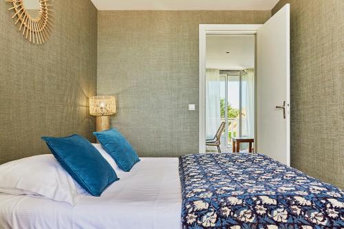 1 double bed, 2 twin beds