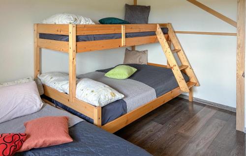 3 Bedroom Cozy Home In Debina in Poddabie