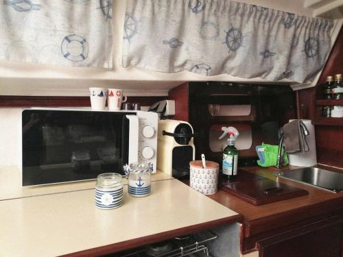Romantic getaway on a sailboat in the Tagus, Lisbonne
