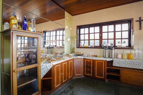 Food and beverages, VELINN Pousada Villa Paty I in Campos Do Jordao