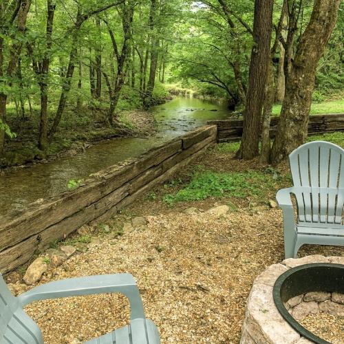 Banas Place- A peaceful mountain stream flowing at your back door! Fire pit! in Sevierville, USA
