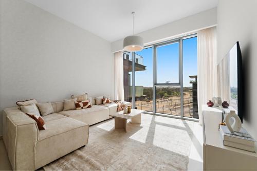Partial Canal View 2BR plus Maid close to Safa Park, Dubaï