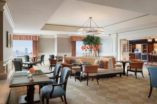 Club Deluxe Room, Club level, Guest room, 1 King, City view