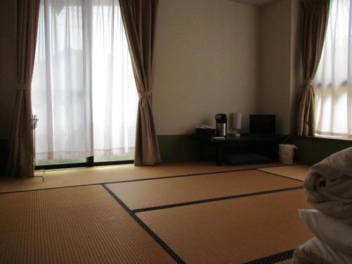 Funayado Akitaya The 2-star Akitaya offers comfort and convenience whether youre on business or holiday in Kamakura. The property offers a high standard of service and amenities to suit the individual needs of all tr