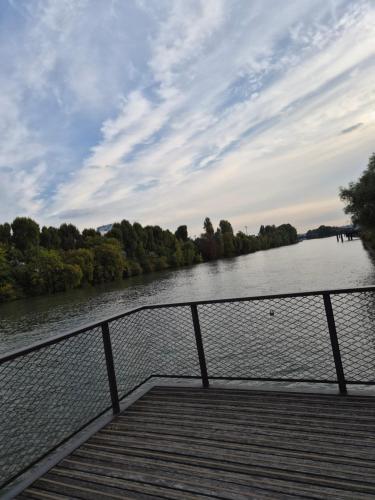 Studio climatisé avec balcon proche Champs-Élysées - Location saisonnière - Courbevoie
