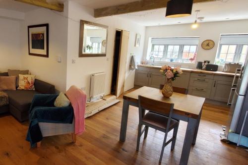 3 Bedroom Cottage - Hot Tub Garden Parking in 鄧克斯韋爾