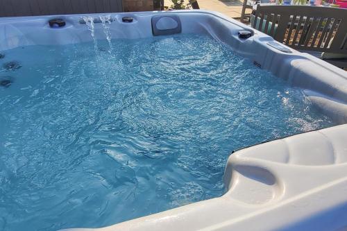 3 Bedroom Cottage - Hot Tub Garden Parking in 鄧克斯韋爾