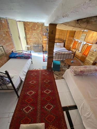 2 double beds, 1 twin bed