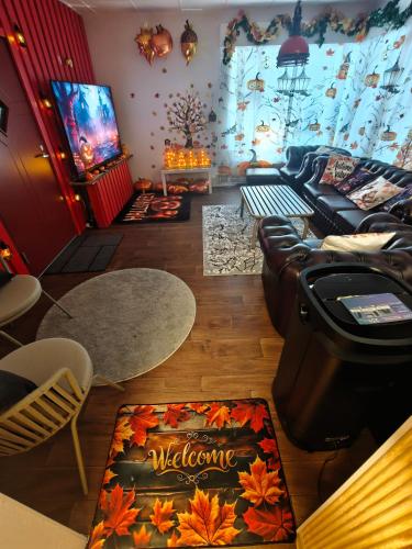 Relax & Recharge - a Unique Suite with a Touch of Luxury - Hot Tub and Sauna Inspired Decor #NOT A REAL SAUNA# Easy City Access - direct train 15 min to city, Helsinki (zdjęcie 3)