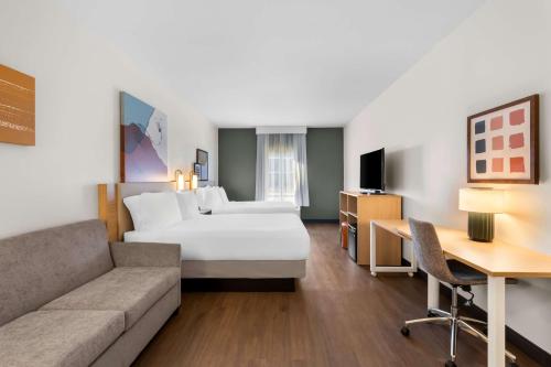 2 queen beds, 1 sofa bed