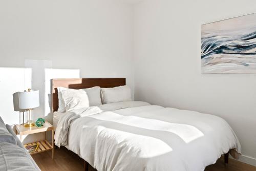 Bright Studio on Sunset Blvd, Free Parking, Gym, and Pool thumb 3
