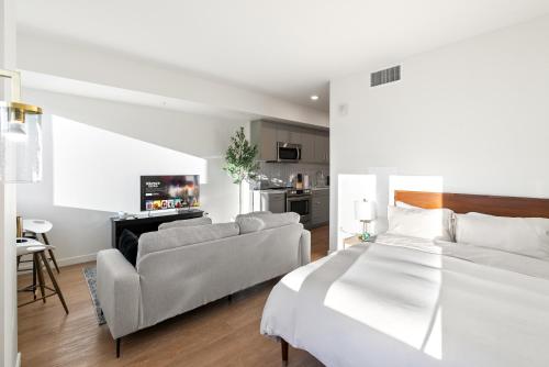 Bright Studio on Sunset Blvd, Free Parking, Gym, and Pool