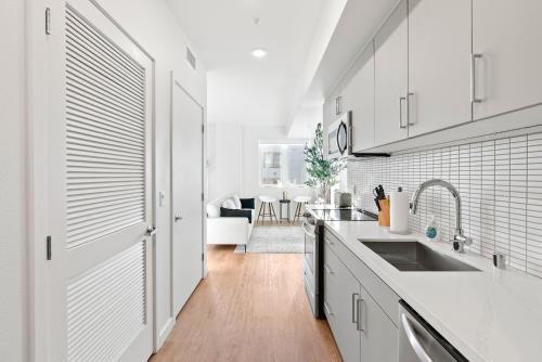 Bright Studio on Sunset Blvd, Free Parking, Gym, and Pool