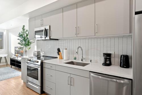 Bright Studio on Sunset Blvd, Free Parking, Gym, and Pool