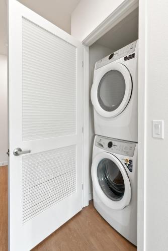 Bright Studio on Sunset Blvd, Free Parking, Gym, and Pool thumb 4