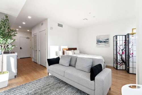 Bright Studio on Sunset Blvd, Free Parking, Gym, and Pool detail