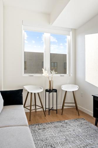 Bright Studio on Sunset Blvd, Free Parking, Gym, and Pool detail