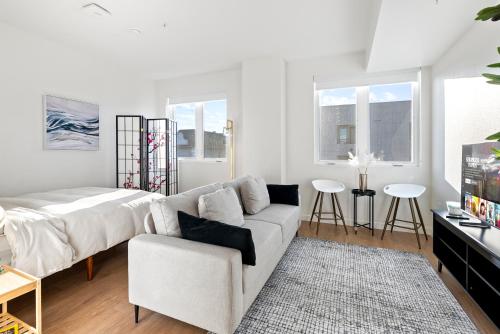 Bright Studio on Sunset Blvd, Free Parking, Gym, and Pool image