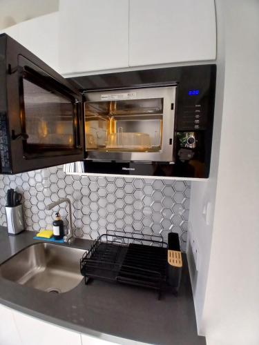 Kitchen, Atrium Apartments - Sorrel Loft in The Lime