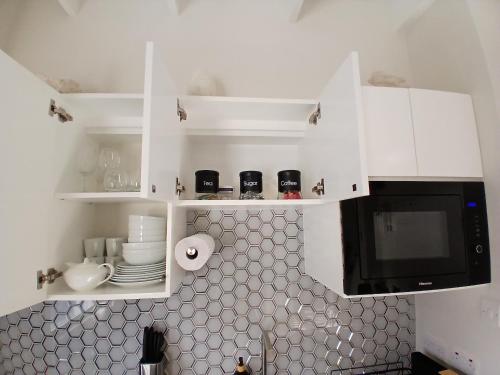 Kitchen, Atrium Apartments - Sorrel Loft in The Lime