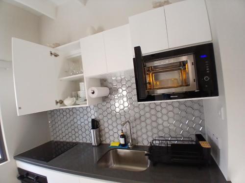 Kitchen, Atrium Apartments - Sorrel Loft in The Lime