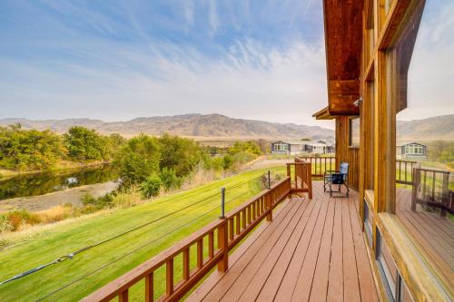 . Stunning A-Frame Home with Views, 10 Mi to Okanogan!