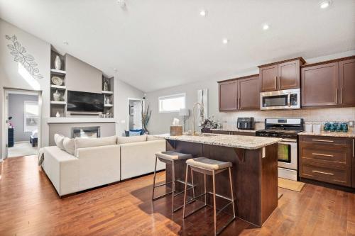Large Family Home w Kid's Play Tent! FREE Banff Pass – khách sạn tại Northeast Calgary