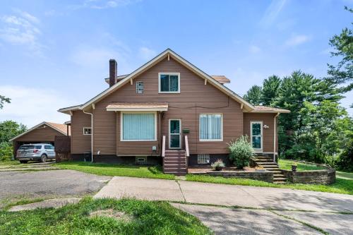 Cheerful 4BR Chalet with Seasonal Pool, Hot Tub in New Kensington, USA