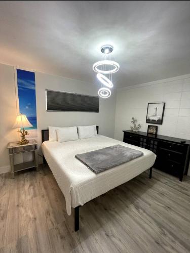 240 Queen Bed, 3 Pools, 80in TV
