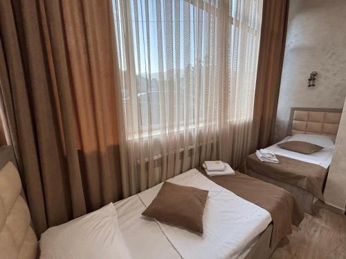 3 twin beds