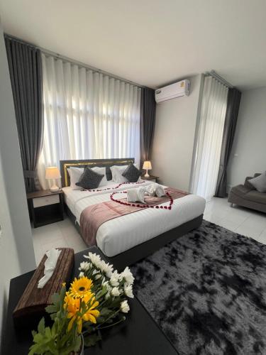 Ali House Patong, Pláž Patong
