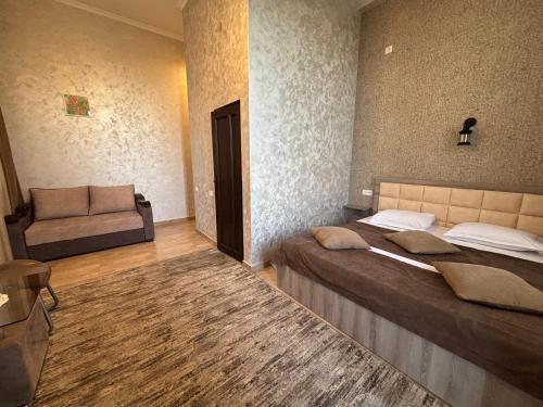 1 queen bed, 1 sofa bed