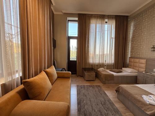 2 twin beds, 1 sofa bed