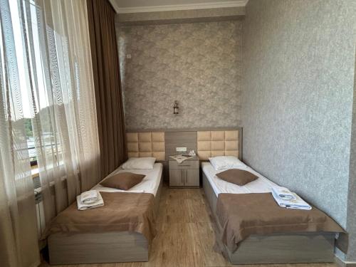 2 twin beds, 1 sofa bed