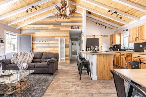 Walk to the Slopes from Modern Cabin with Hot Tub, Moonridge