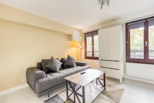 Studio Urbain tout équipé - Face au Métro 2 - Location saisonnière - Paris