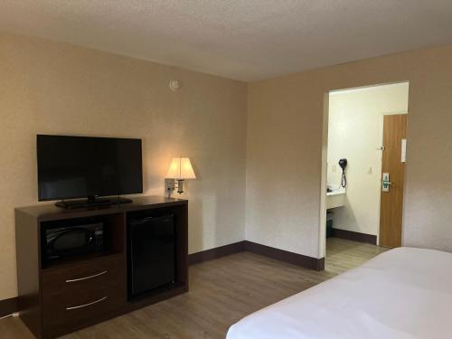 Econo Lodge Arena - image 13