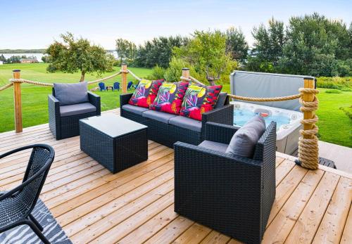 Spacious Oceanview Beach House with hot tub in Côte-d'Or (NB)