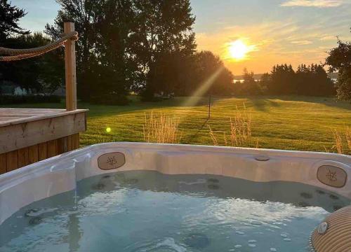 Spacious Oceanview Beach House with hot tub in Côte-d'Or (NB)