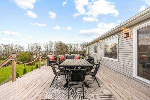 Spacious Oceanview Beach House with hot tub in Côte-d'Or (NB)